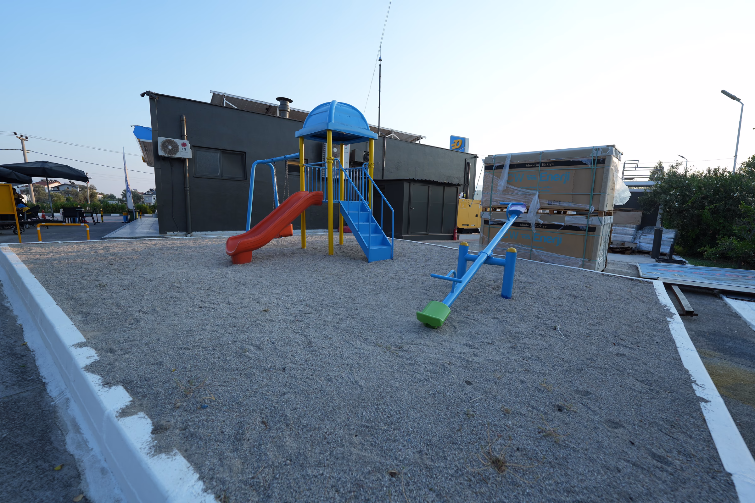 İstasyonun geniş park ve dinlenme alanı