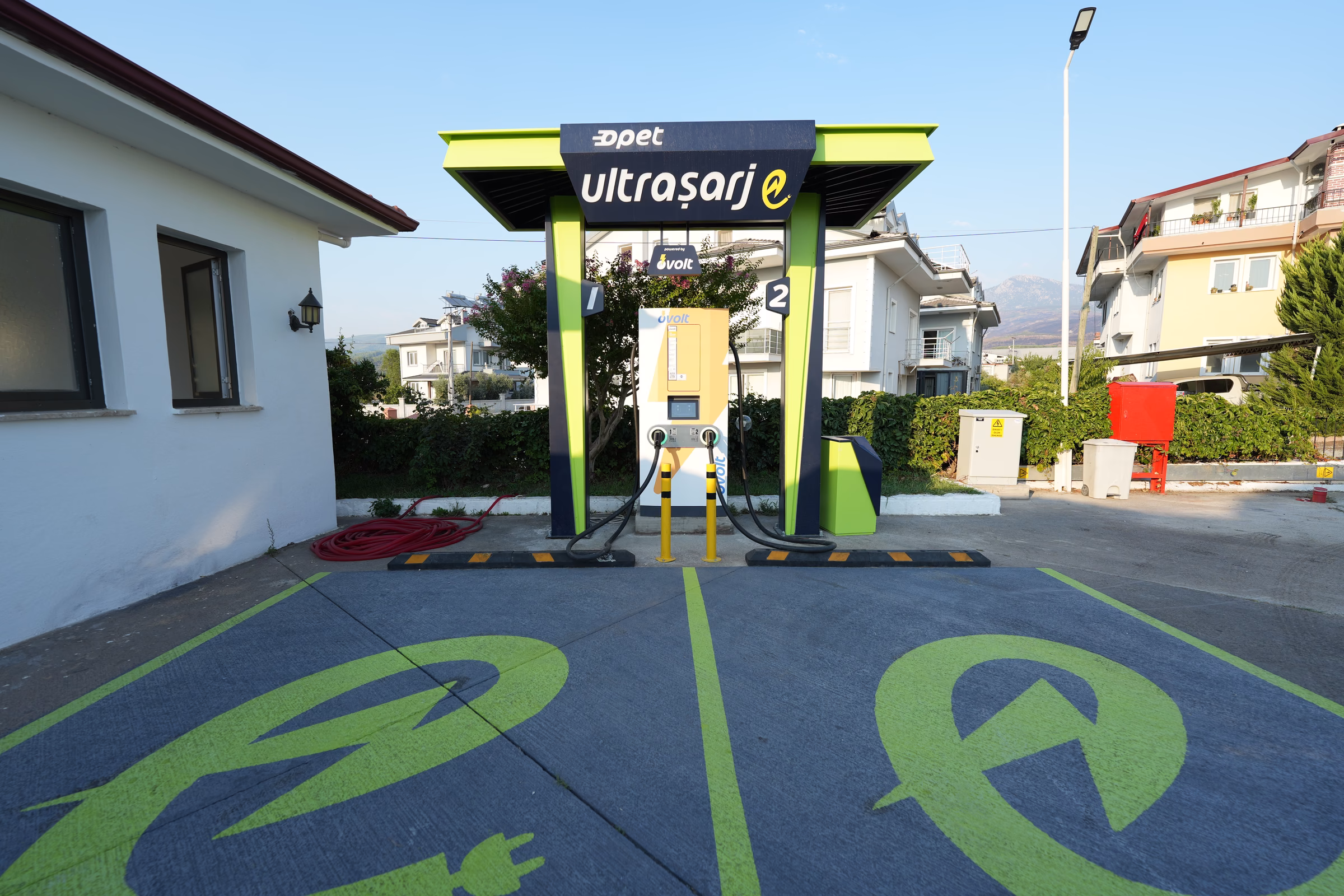 İstasyondaki elektrikli araç hızlı şarj ünitesi